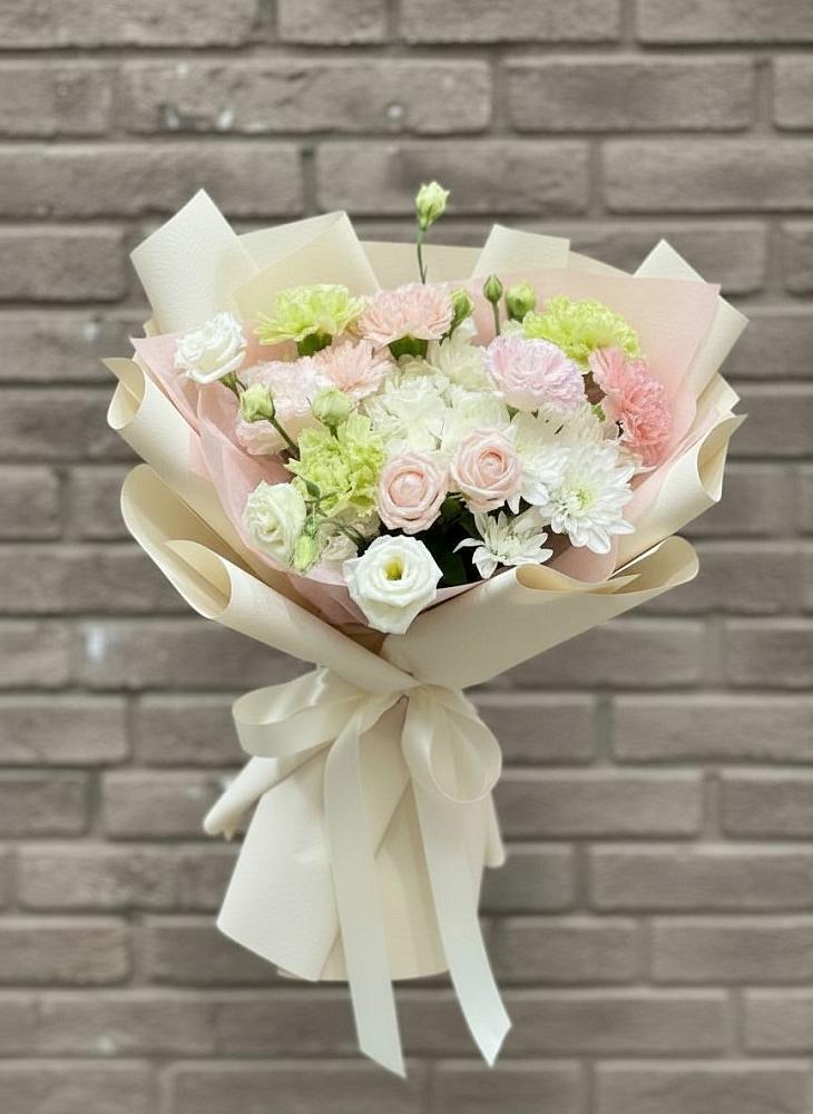 Букет цветов из: Гвоздики, Розы, Лизиантусы и Хризантемы в Некрасовское