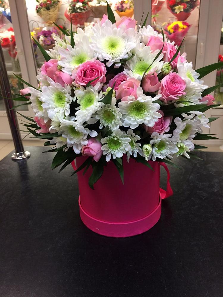 Цветочная композиция из Розы и Хризантемы в шляпной коробке в Некрасовское