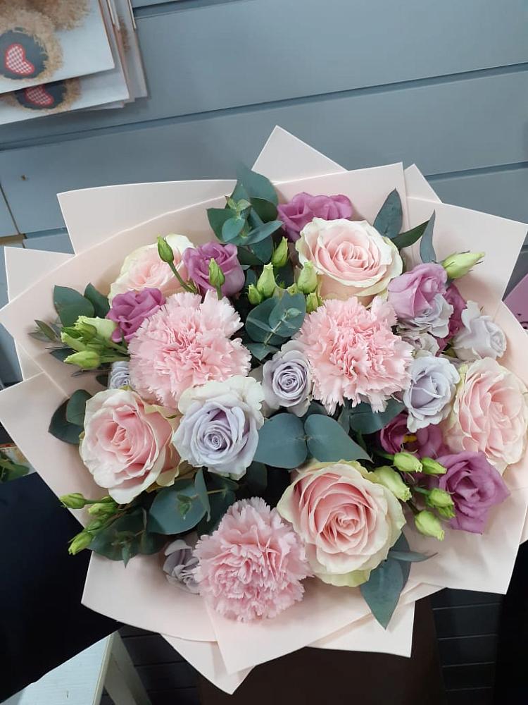 Букет цветов из: Розы, Гвоздики и Лизиантусы в Некрасовское